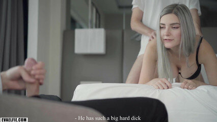 Муж куколд смотрит, как его молодая жена прыгает на члене любовника