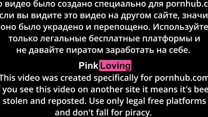 Молодая бесстыдница показывает киску и мастурбирует в кафе