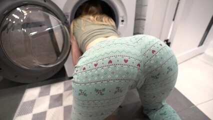 Сводная сестра застряла в стиралке, а брат как раз искал кого выебать!