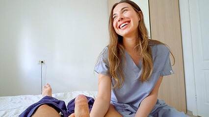 Молодая медсестра сразу поняла, что лечить больного нужно только сексом