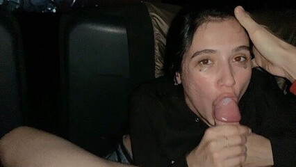 Ничего себе – молодая брюнетка отсосала своему парню в кинотеатре