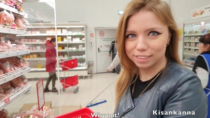 Подцепил молодую русскую телку в супермаркете и развел на отсос петрович