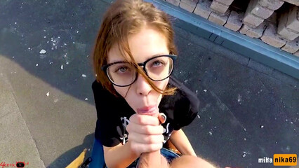 Дал на клык и выебал молодую подругу в очках, когда залезли на крышу дома