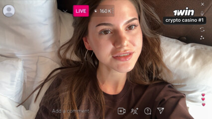 Я трахнул русскую блогершу прямо во время онлайн трансляции