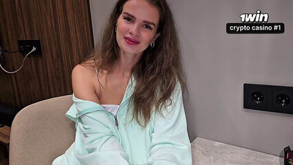 У нее есть парень, а она согласилась раздвинуть ноги перед незнакомцем