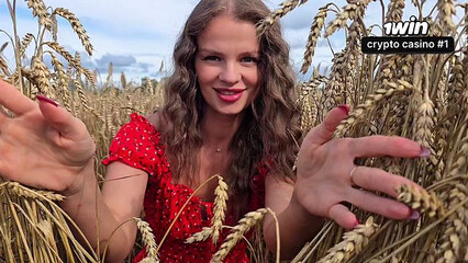 Фотограф возбудился и выебал модель SWife Katy, когда фоткал её в поле