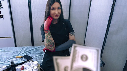 За деньги медсестра в резиновых перчатках помогла пациенту сдать сперму для анализа