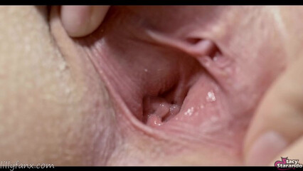 Молодая блондинка теребит розовую киску крупным планом на камеру