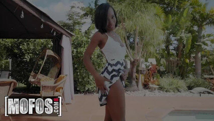 Шоколадка мастерски лижет белый член друга, который оказался у нее дома