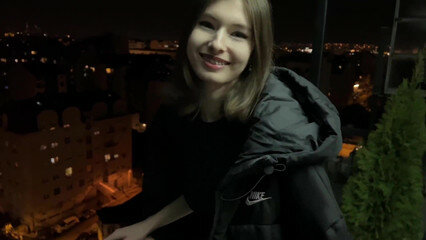 Заплатил 18 летней девушке, чтобы хуй пососала и в пизду дала