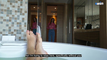 Приемная сестра изменяет и трахается с братом в джакузи