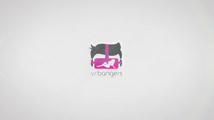 Во время собеседования на работу блондинка трахнула своего будущего начальника