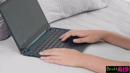 Сводная сестра впустила брата в свою киску и помогла кончить