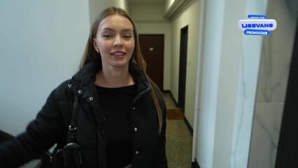 Сразу видно, что молодая студентка хочет скидку – и отсосала и в пизду дала