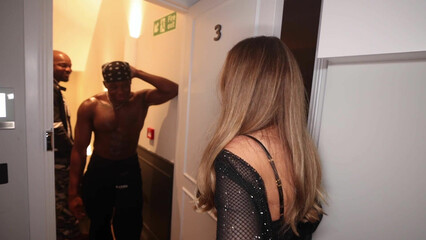 Межрассовое двойное проникновение получила молодая девка Lily Phillips