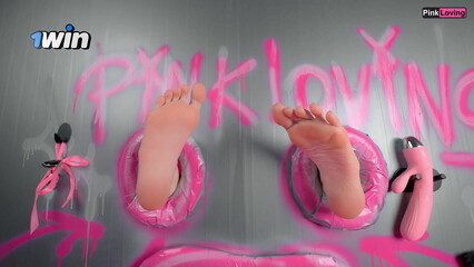 Молодая pinkloving кончила сквиртом от куннилингуса и пальца в жопе