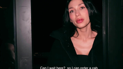 Немного вина, и эта молодая брюнетка готова взять в рот на мой член