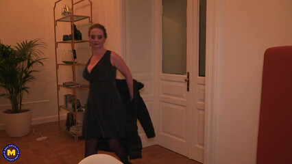 Мачеха застукала молодую падчерицу за сексом с парнем и присоединилась для тройничка