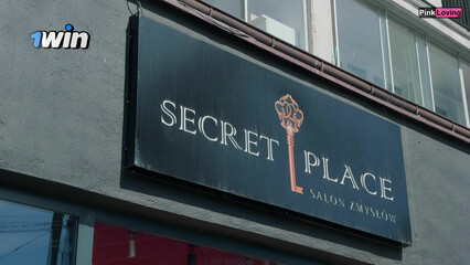 Продавец секс-шопа дал на рот клиентке, а потом выебал её